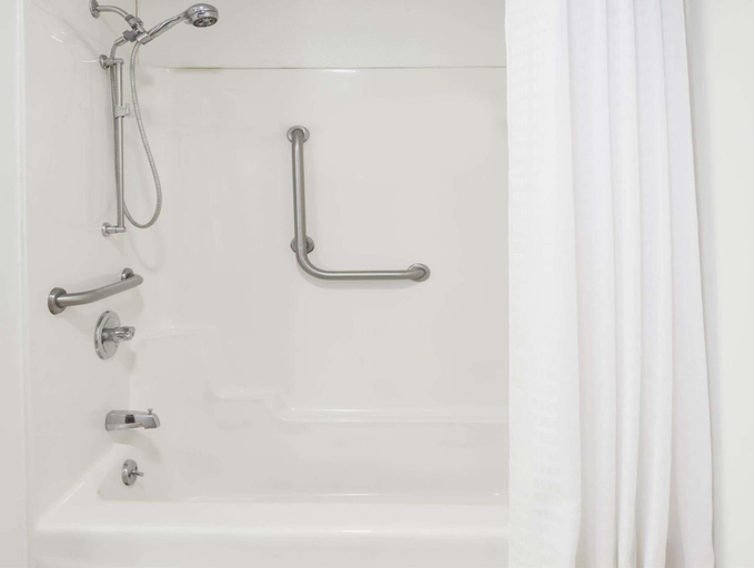 Bathroom 4, Super 8 by Wyndham Dixon, Lee