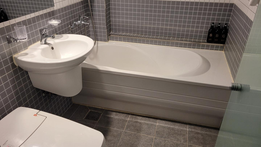 Bathroom, H Avenue Hotel, Pyeongtaek