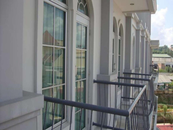 Exterior & Views 28