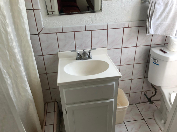 Bathroom 3, Griffith Park Motel by Los Angeles Hollywood, Los Angeles