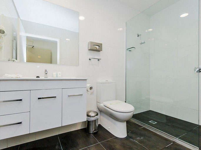 Bathroom 4, Belconnen Way Hotel & Serviced Apartments, Canberra