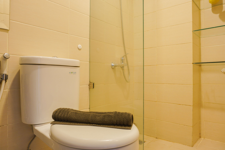 Bathroom 5, Elegant and Comfy Studio at Saveria Apartment By Travelio, Tangerang