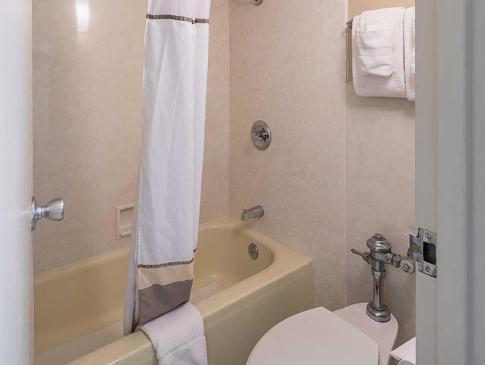 Bathroom 4, Quality Inn University, Ingham