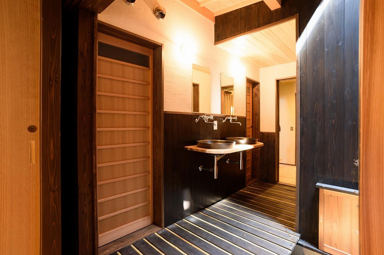 Bathroom 2, Guest House Gokurakudo, Kyoto