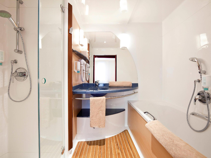 Bathroom 5, Novotel Suites Cannes Centre, Alpes-Maritimes