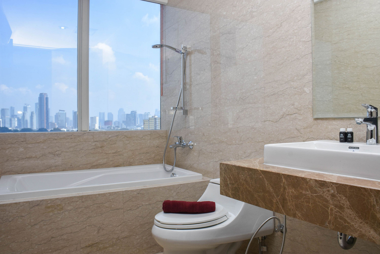 Bathroom 5, Spacious and Elegant 3BR at Menteng Park Apartment By Travelio, Central Jakarta