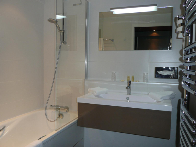 Bathroom 3, Best Western Aquakub, Savoie