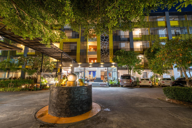 Exterior & Views 28