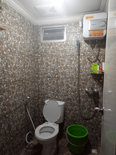 Bathroom 5, The Suite Metro Apartement by Putri, Bandung