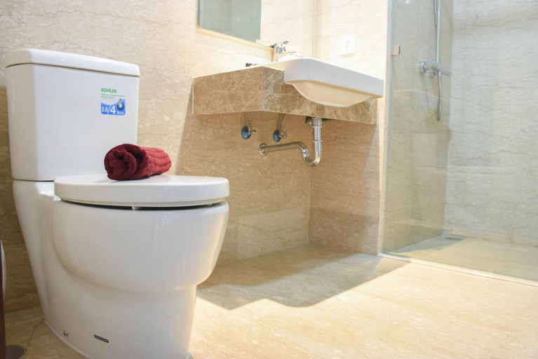 Bathroom 3, Nice and Spacious 3BR at Menteng Park Apartment By Travelio, Jakarta Pusat