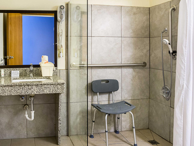 Bathroom 4, Quality Inn & Suites Clackamas - Portland, Clackamas
