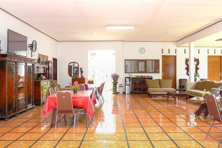 Public Area, OYO 353 Loesje Guest House Syariah, Malang
