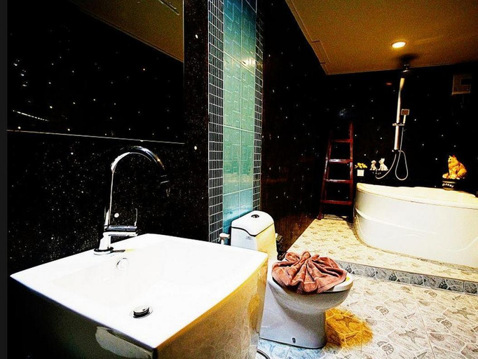 Bathroom 3, Baan Fern Talay, Cha-Am