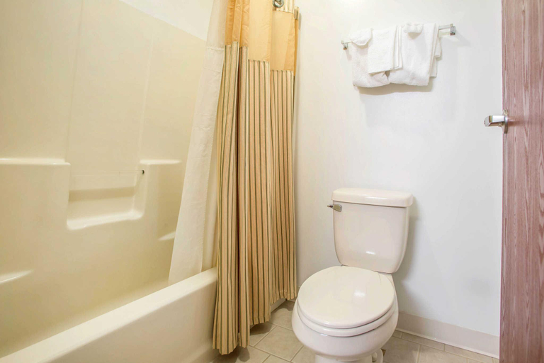 Bathroom, Passport Inn Paradise PA, Lancaster