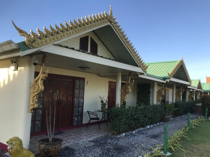 Exterior & Views 11