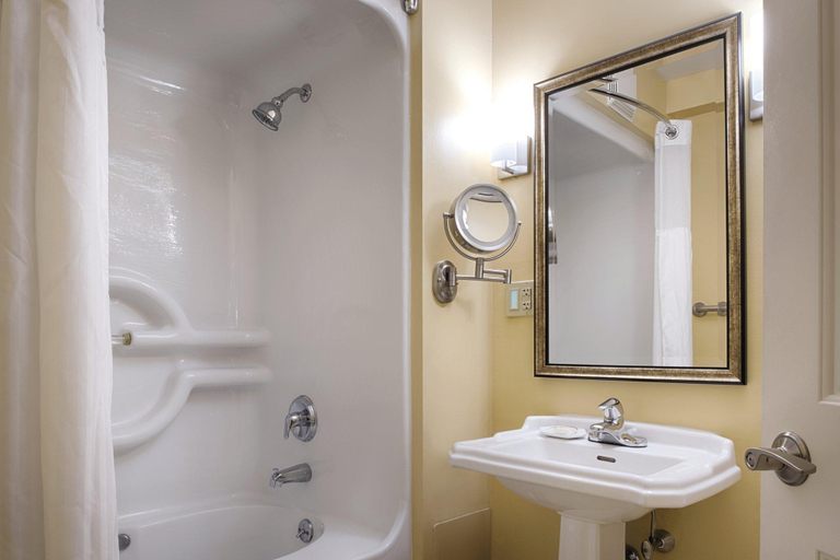 Bathroom 4, Wyndham Long Wharf, Newport