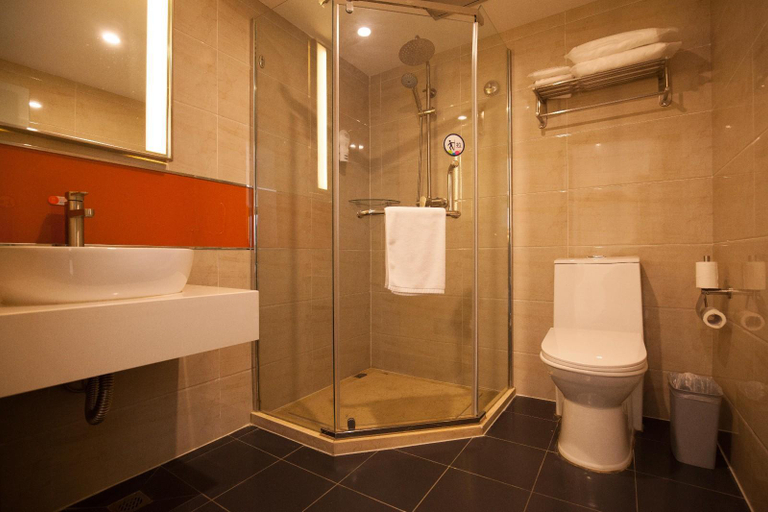 Bathroom 4, 7 Days Premium· Zhoushuizi Airport Wal-Mart, Dalian