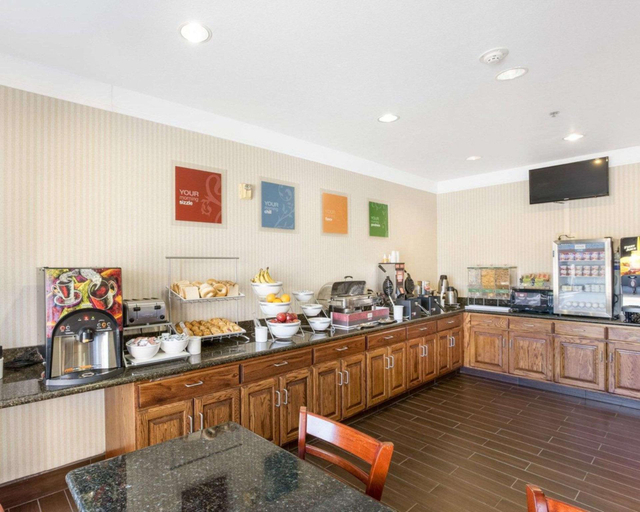 Food & Drinks 3, Comfort Suites Plainview, Hale