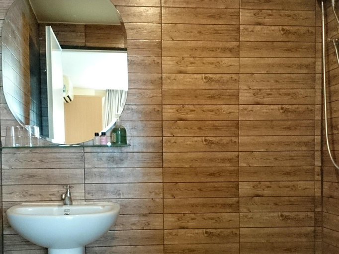 Bathroom 5, Limburi Hometel, Phuket Island