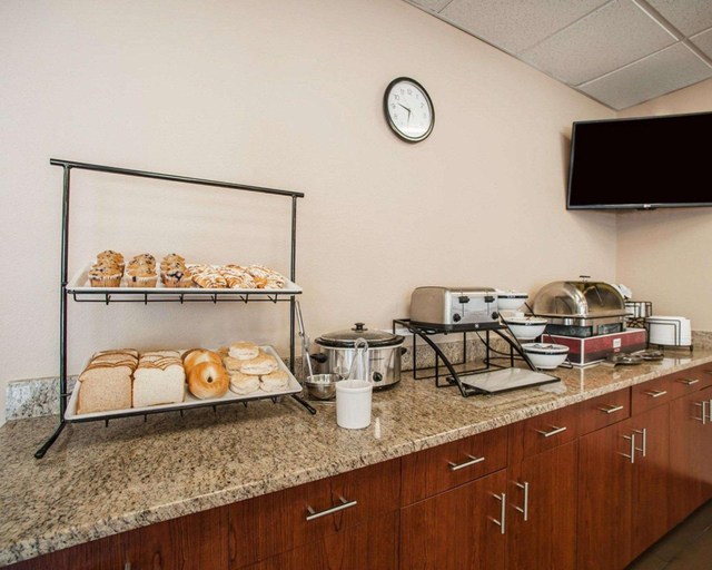 Food & Drinks 5, Quality Inn & Suites near St. Louis and I-255, Saint Clair