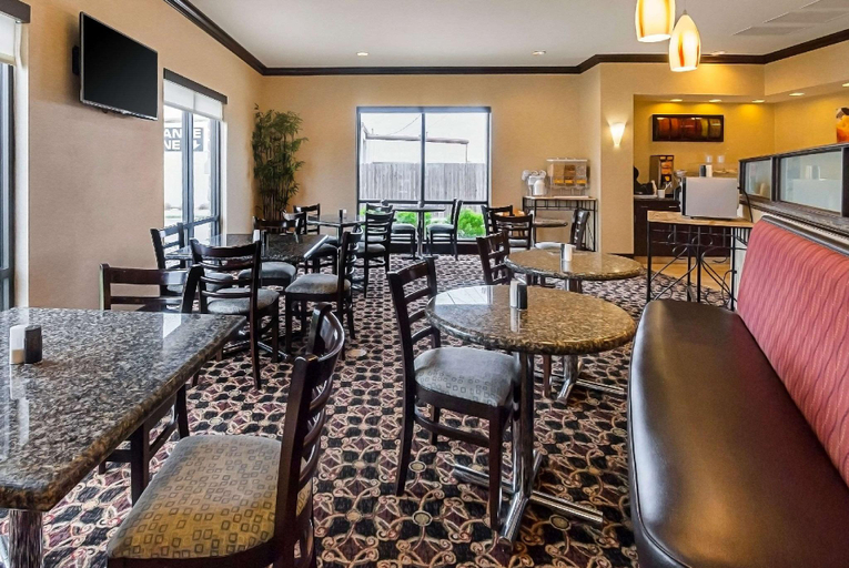 Food & Drinks 5, Comfort Suites Manhattan, Riley