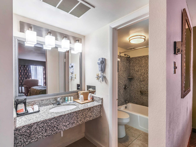 Bathroom 4, Quality Inn Luray, Page