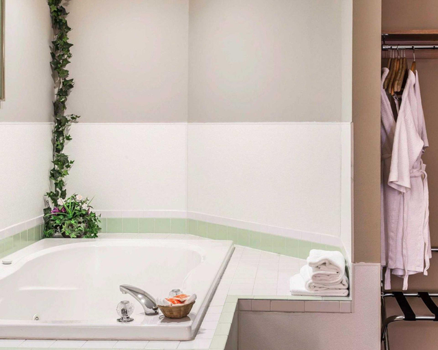 Bathroom 4, Quality Inn Cle Elum/Ellensburg, Kittitas