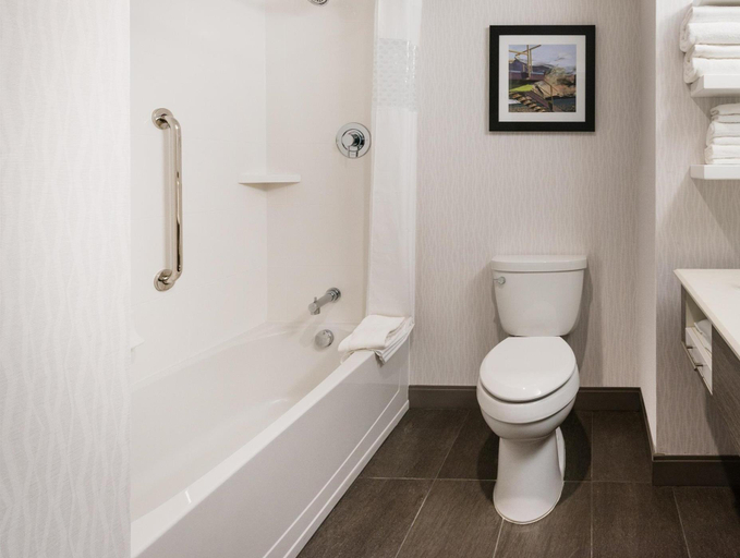 Bathroom 3, Hampton Inn & Suites by Hilton Miami Wynwood Design District, Miami-Dade