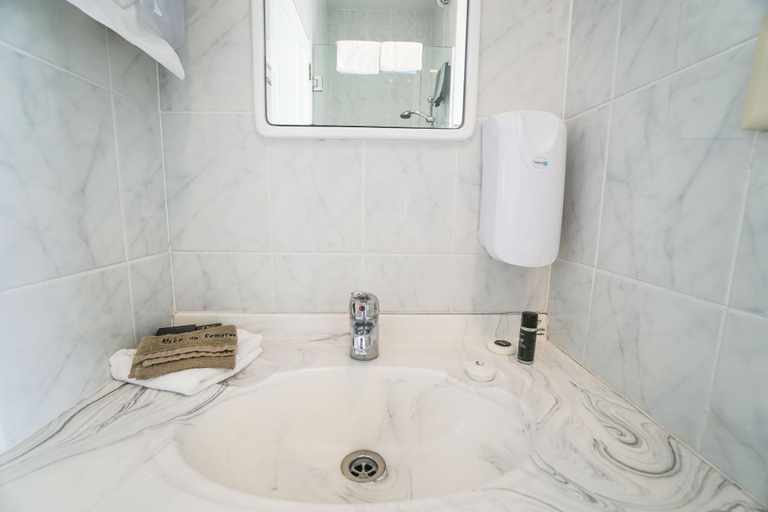 Bathroom 5, Anglesea Motel, Hamilton
