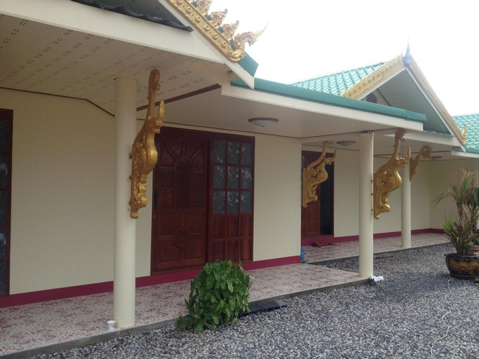 Exterior & Views 12