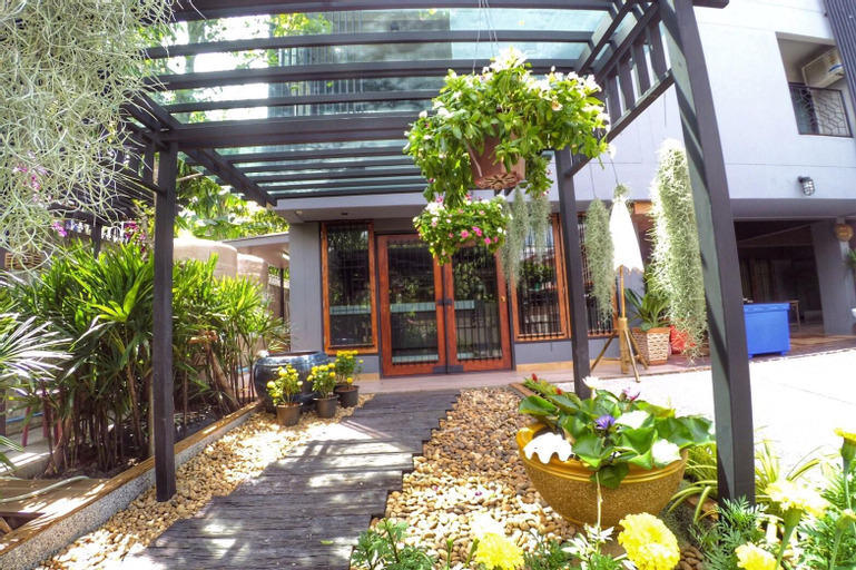 Exterior & Views 9