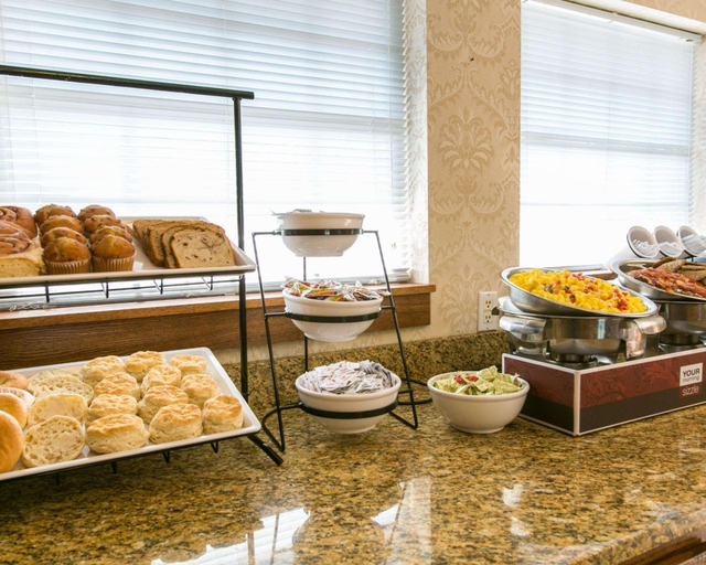 Food & Drinks 4, Comfort Inn Warrensburg Station, Johnson