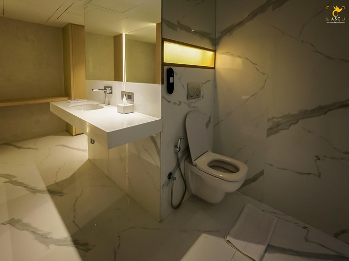 Bathroom 4, Clarks Inn Suites, Raipur, Near Airport, Chhattisgarh, Raipur