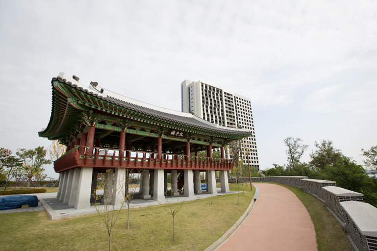 Western Grace Hotel, Jung