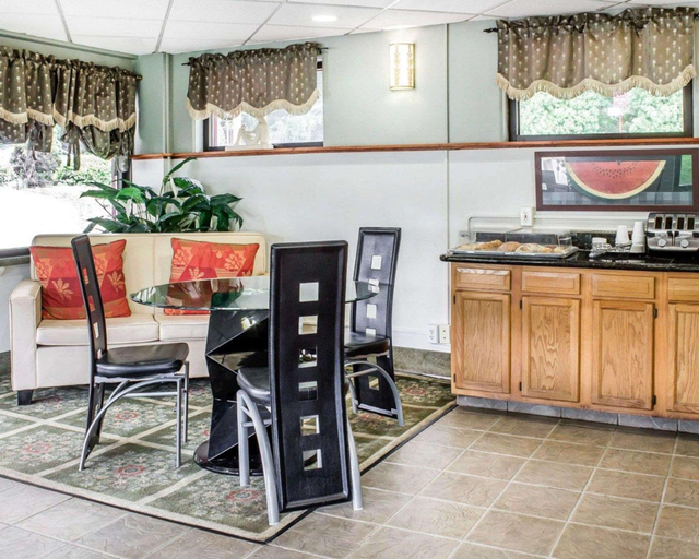 Public Area 2, Econo Lodge Clarks Summit - Scranton, Lackawanna