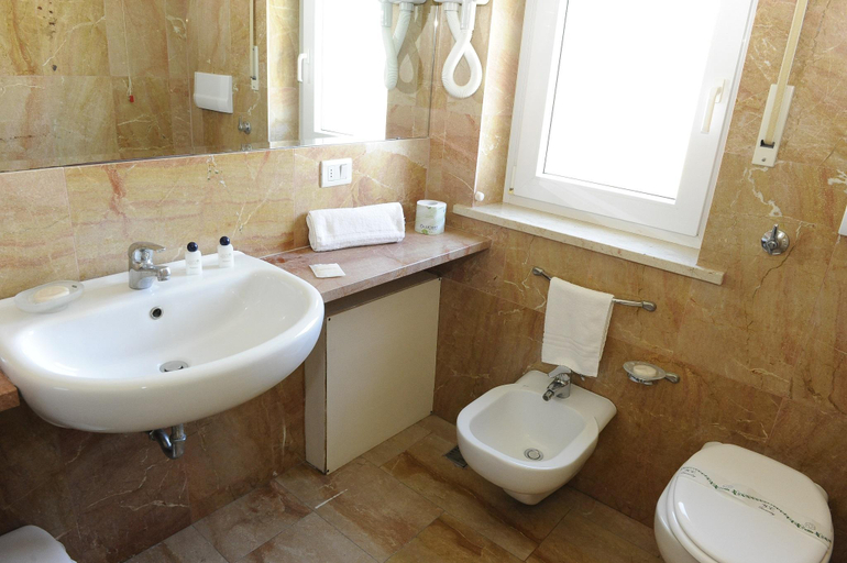Bathroom 5, Delfino Beach Hotel, Trapani