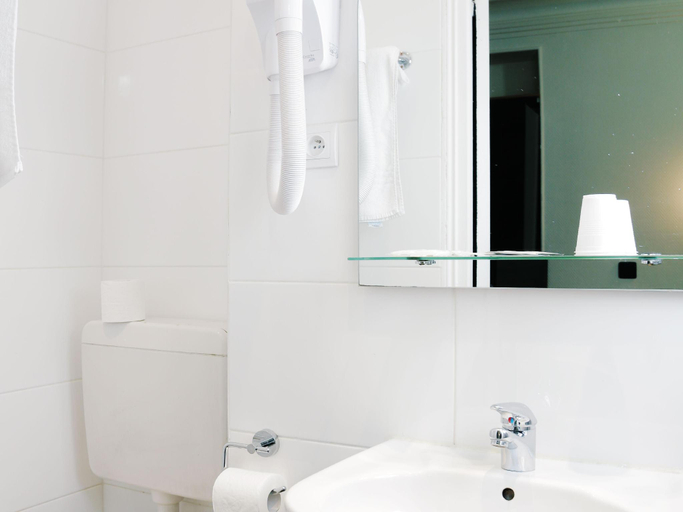 Bathroom 4, Hotel de l'Exposition Republique, Paris