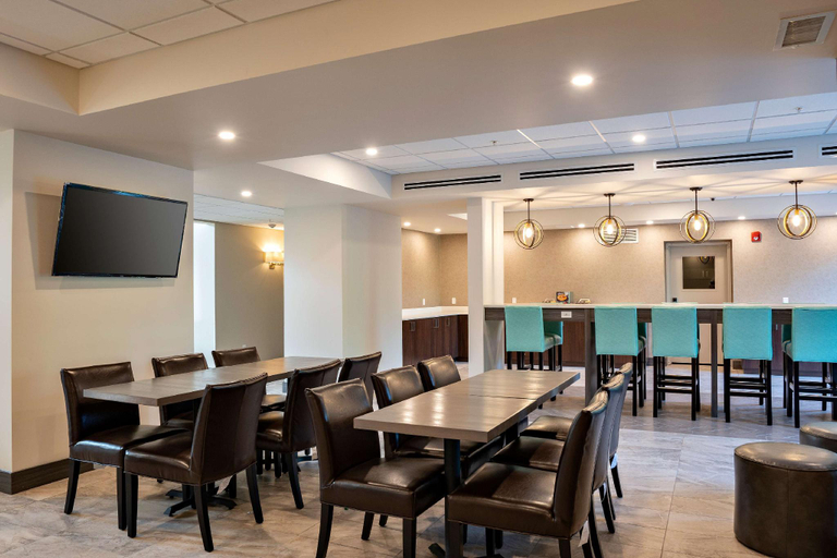 Food & Drinks 5, Coast Oliver Hotel, Okanagan-Similkameen