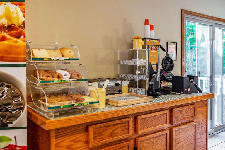 Food & Drinks 5, Quality Inn Lakefront, Mackinac