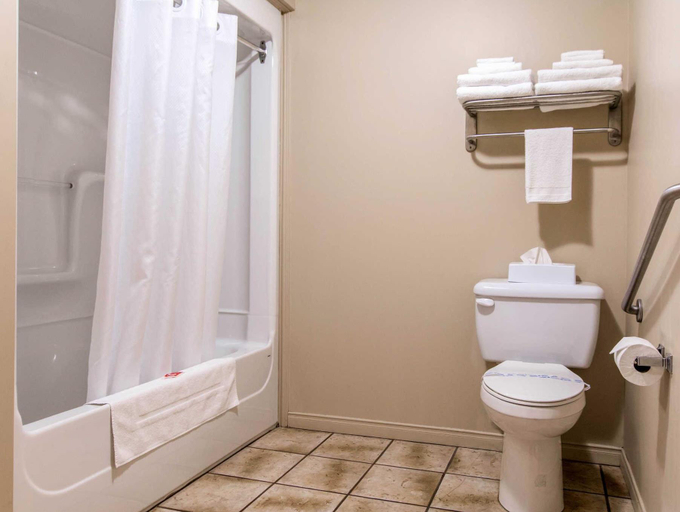 Bathroom 3, Econo Lodge Inn & Suites, Lotbinière