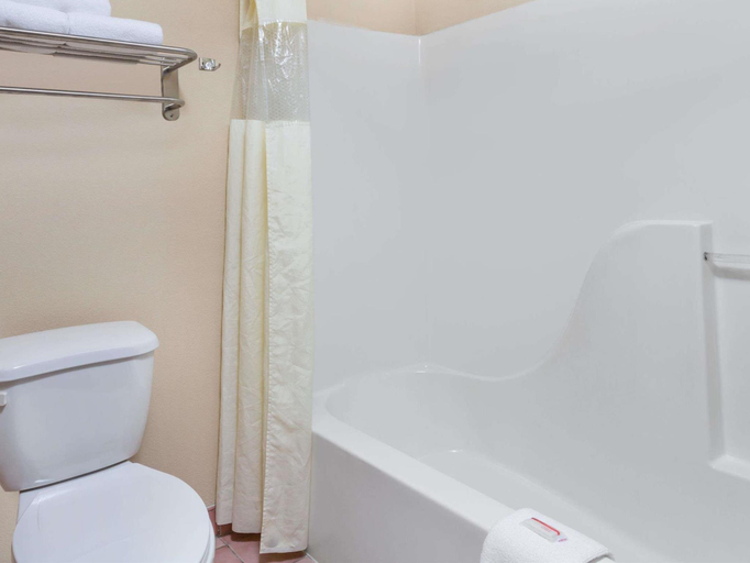 Bathroom 4, Baymont by Wyndham Bowling Green, Warren
