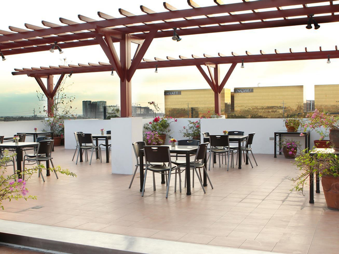 Exterior & Views 25