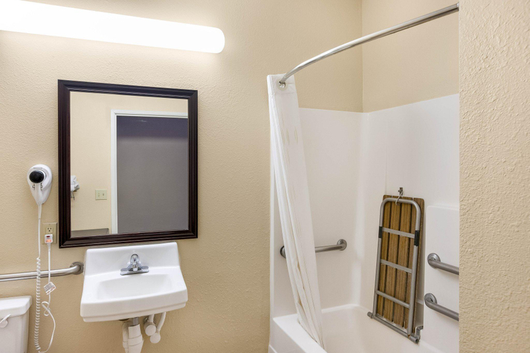 Bathroom, Comfort Suites Plainview, Hale