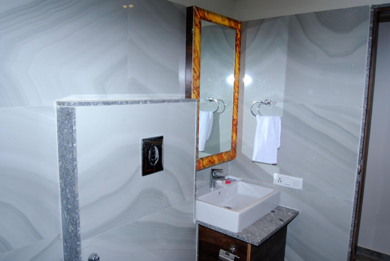 Bathroom 4, Hotel Apaar with Sea Face Garden Restaurant , Diu