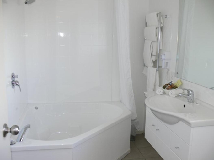 Bathroom 3, Omahu Motor Lodge, Hastings city
