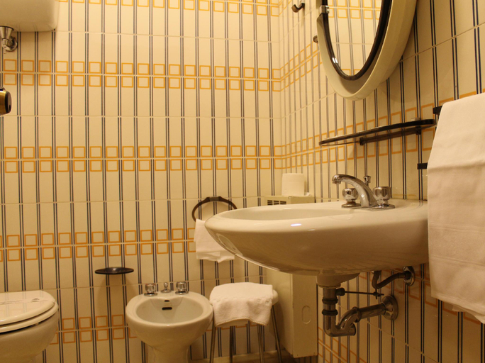 Bathroom 3, Hotel Ismaele, Siena