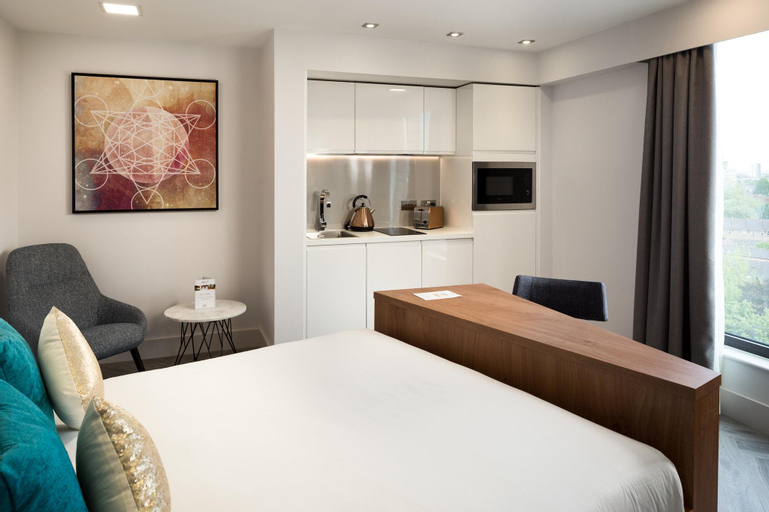 Bedroom 2, Roomzzz London Stratford, London