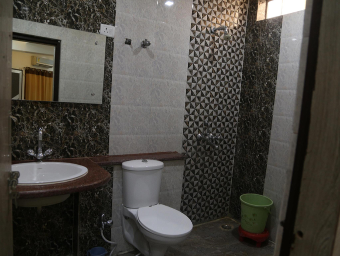 Bathroom 3, Hotel Alpine, Agra