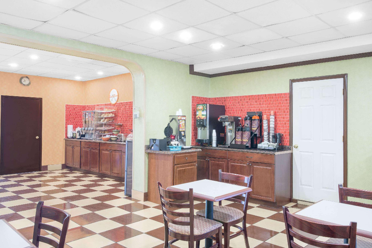 Food & Drinks 5, Howard Johnson by Wyndham North Bergen, North Bergen