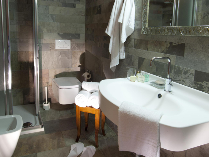 Bathroom 3, Miramonti Affittacamere Guest House, Aosta